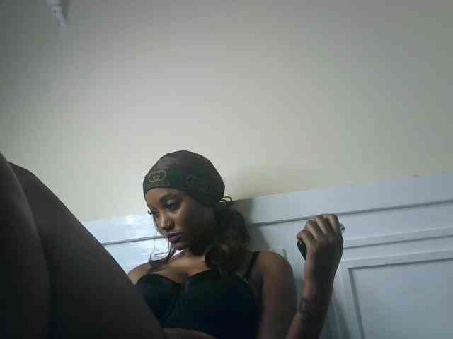 Sexypetiteher webcam