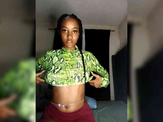 Sexypetiteher webcam