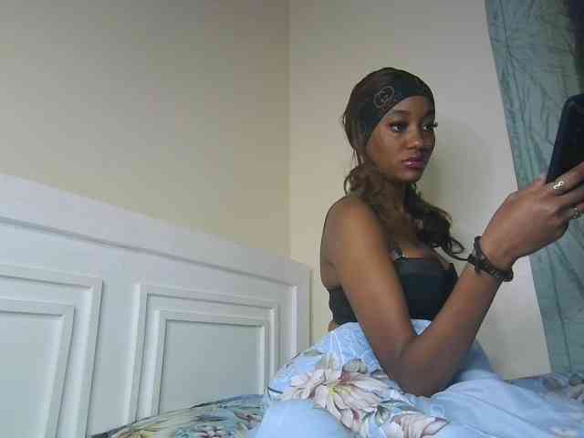 Sexypetiteher webcam