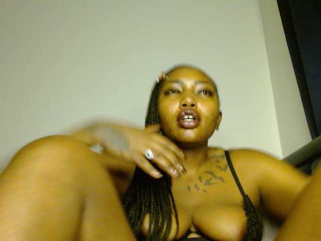 Prety-chocolatte live cam on BongaCams