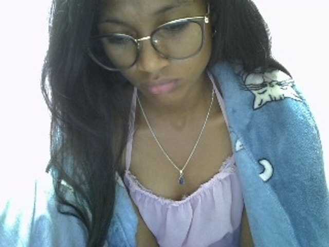 le modèle Yalane est en webcam porno dans un show sur le site bongacams, il possède les tags suivants: Ebony,Brunette,Shaved