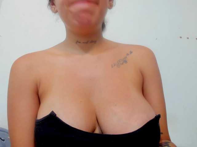 miaapons live cam on BongaCams