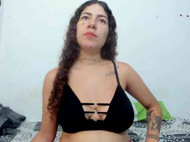 miaapons Live Webcam on BongaCams