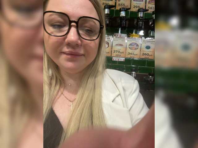 le modèle KiraMalina est en webcam porno dans un show sur le site bongacams, il possède les tags suivants: White/Caucasian,Blonde,Shaved