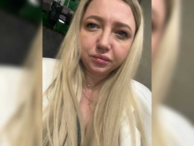 le modèle KiraMalina est en webcam porno dans un show sur le site bongacams, il possède les tags suivants: White/Caucasian,Blonde,Shaved