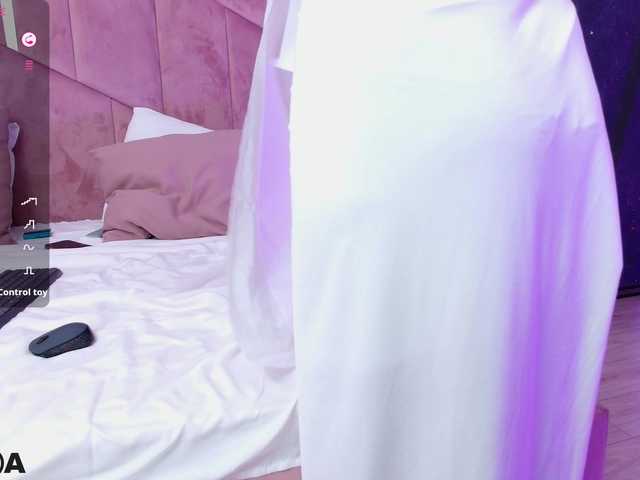VanillaGold — live female cam