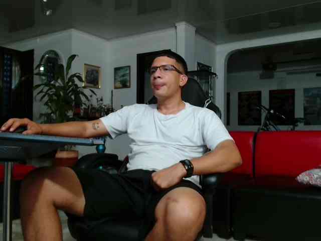 brian-96 Live Webcam on BongaCams