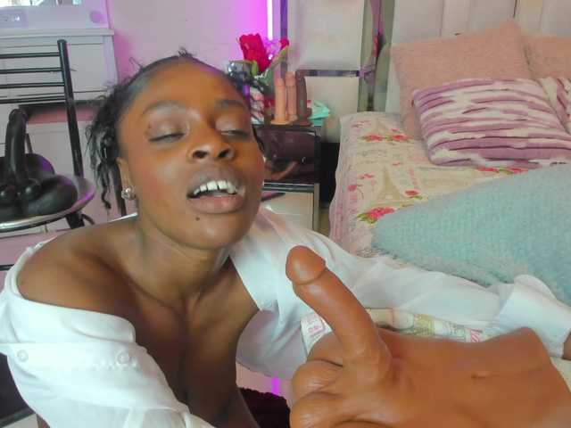 anisha-zambrano live cam on BongaCams