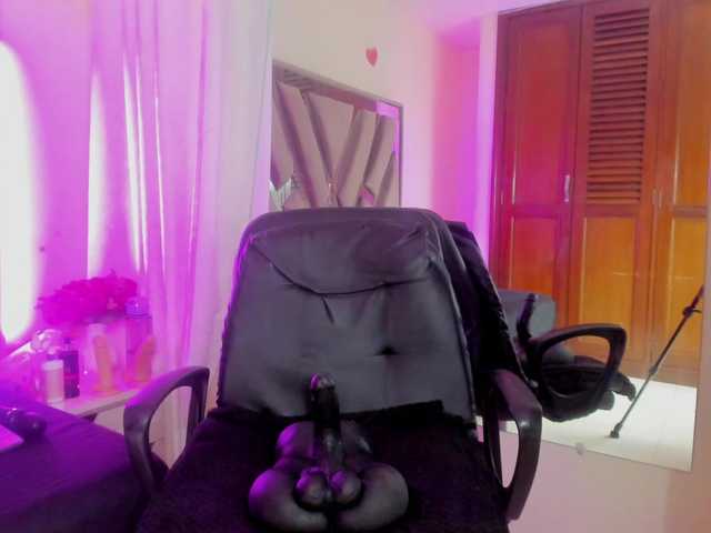 anisha-zambrano live cam on BongaCams