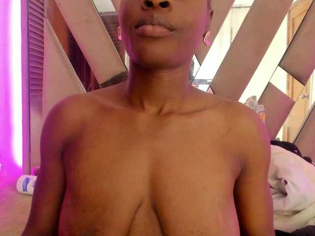 anisha-zambrano live cam on BongaCams