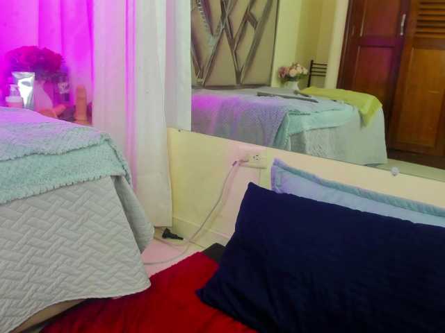 anisha-zambrano live cam on BongaCams