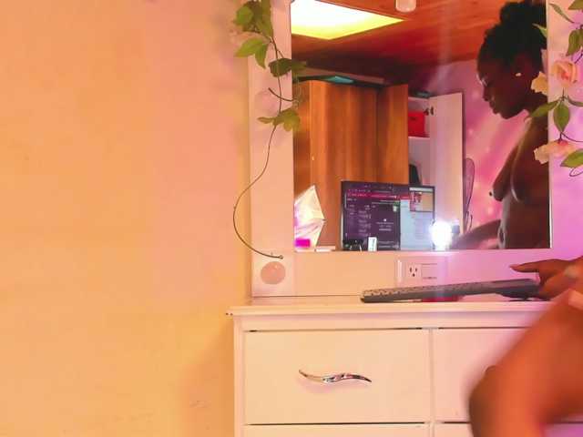 anisha-zambrano live cam on BongaCams