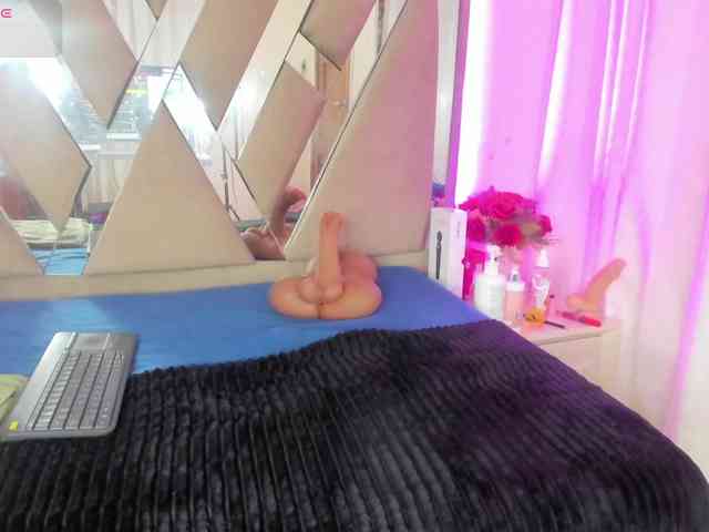 anisha-zambrano webcam