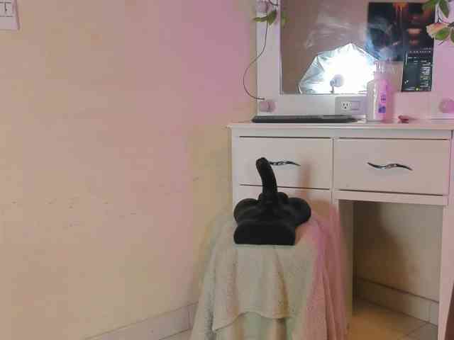 anisha-zambrano webcam