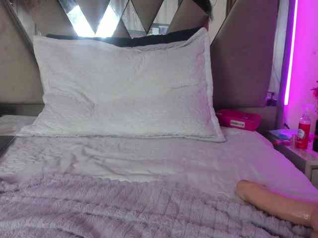 anisha-zambrano webcam