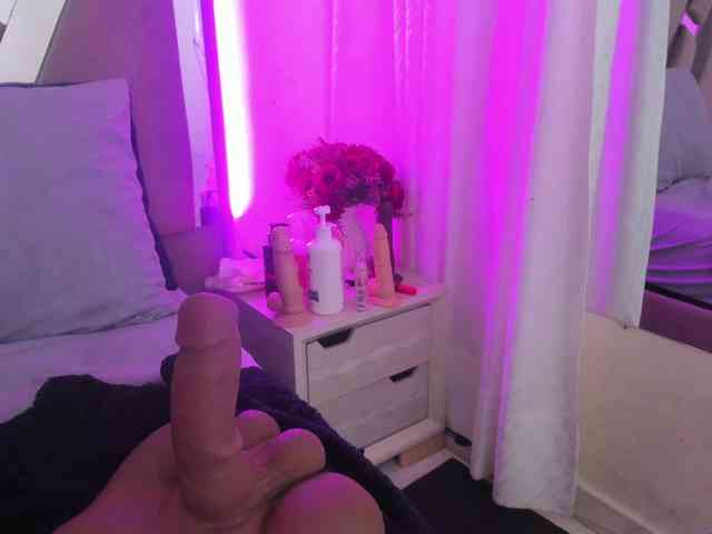 anisha-zambrano webcam
