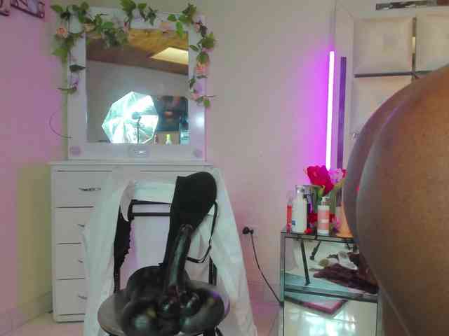 anisha-zambrano webcam