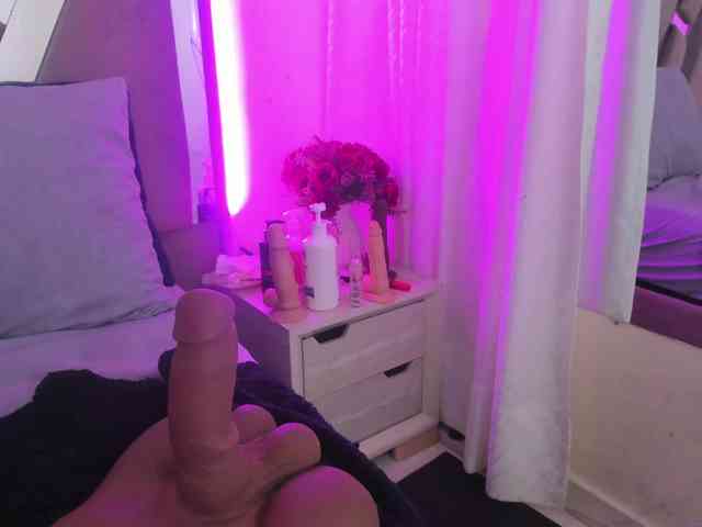 anisha-zambrano webcam