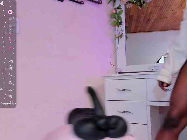 anisha-zambrano webcam