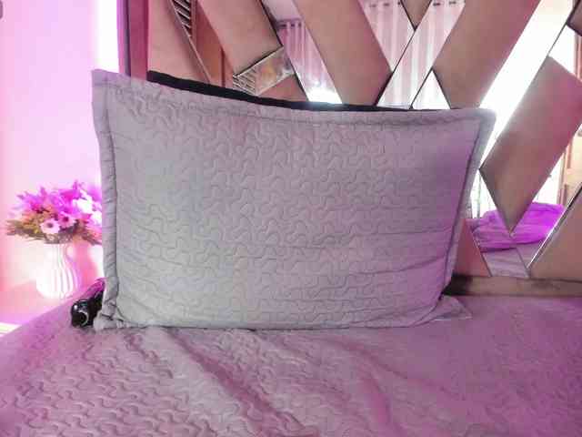 anisha-zambrano webcam