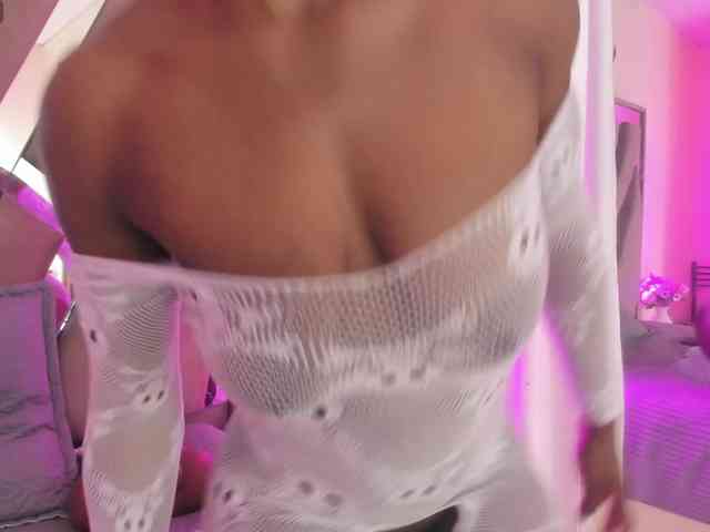 anisha-zambrano webcam