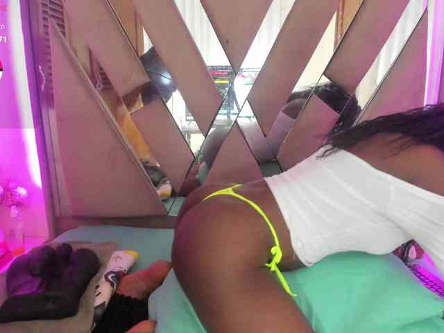 anisha-zambrano webcam