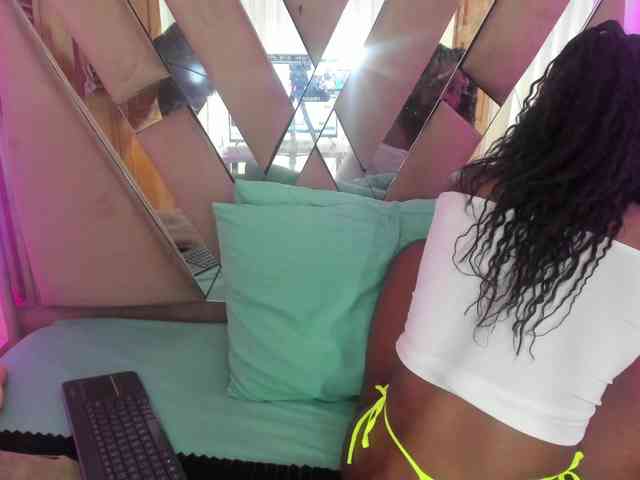 anisha-zambrano webcam