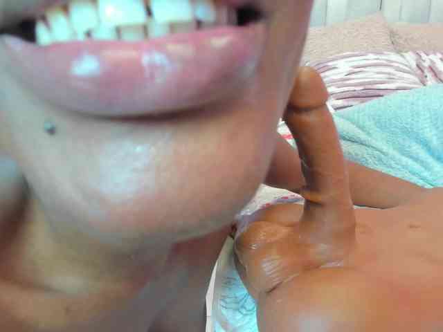 anisha-zambrano webcam