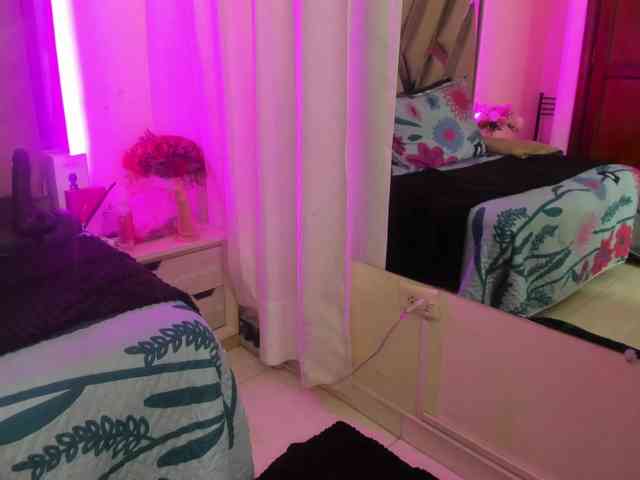 anisha-zambrano webcam