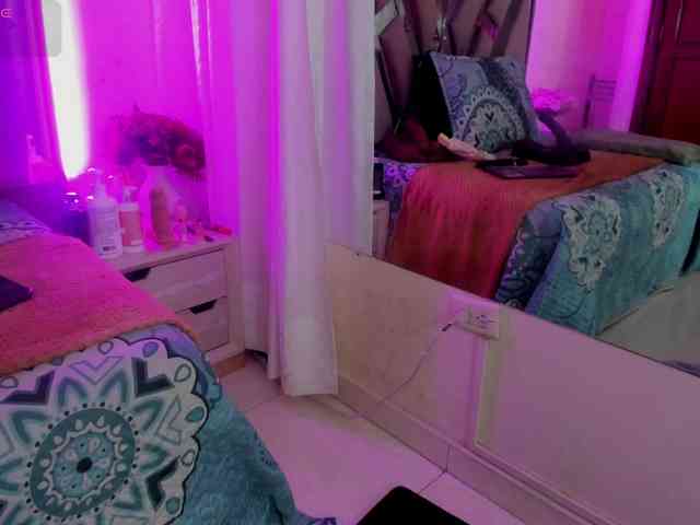 anisha-zambrano webcam