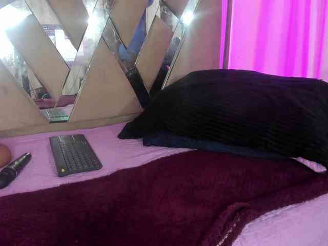 anisha-zambrano webcam