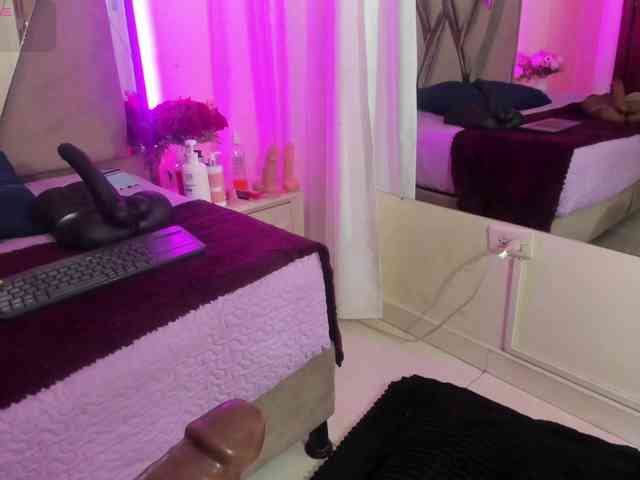 anisha-zambrano webcam