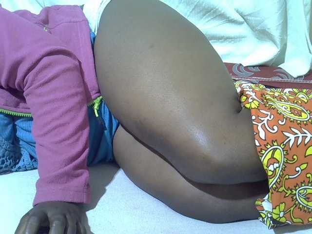 le modèle Ebonypussyy1 est en webcam porno dans un show sur le site bongacams, il possède les tags suivants: Ebony,Brunette,Hairy
