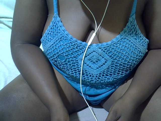 Ebonypussyy1 live cam on BongaCams