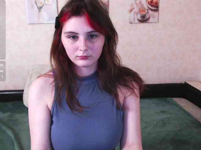 该模特正在直播。 Helen-Gren