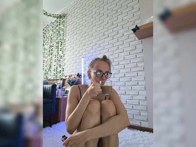 le modèle GORIGLAZ est en webcam porno dans un show sur le site bongacams, il possède les tags suivants: White/Caucasian,Blonde,Hairy