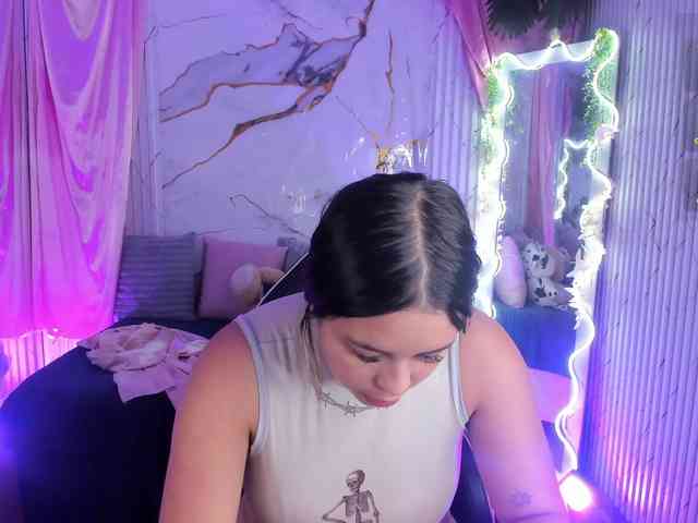 Model: Candyy-tay1