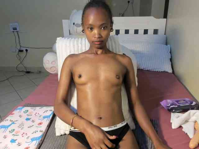 Model ini sedang live sekarang. LureNoir24