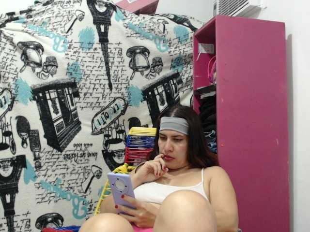 Bratzhot live cam on BongaCams
