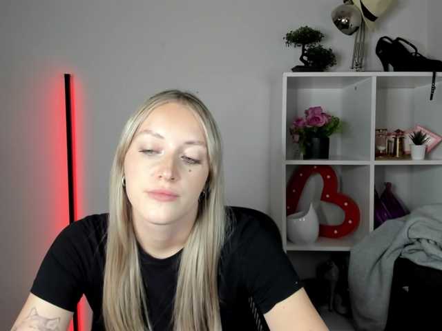 EvelynBlond live cam on BongaCams
