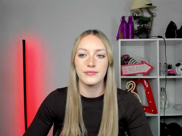 le modèle EvelynBlond26 est en webcam porno dans un show sur le site bongacams, il possède les tags suivants: White/Caucasian,Blonde,Shaved