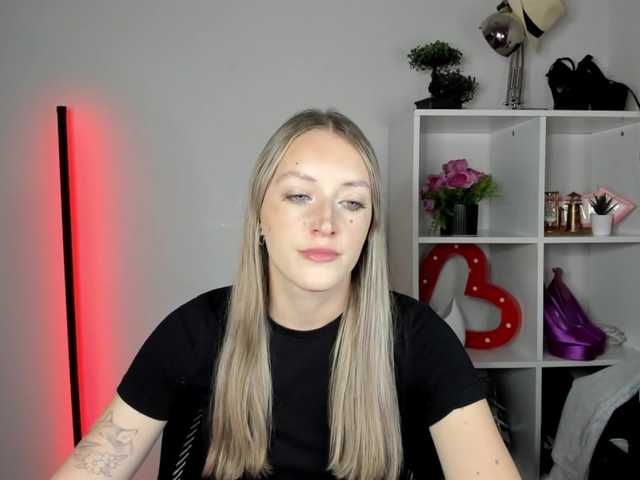 EvelynBlond live cam on BongaCams