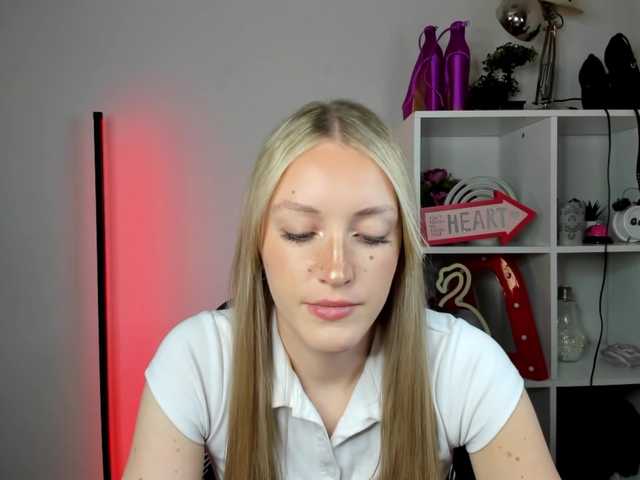 le modèle EvelynBlond26 est en webcam porno dans un show sur le site bongacams, il possède les tags suivants: White/Caucasian,Blonde,Shaved
