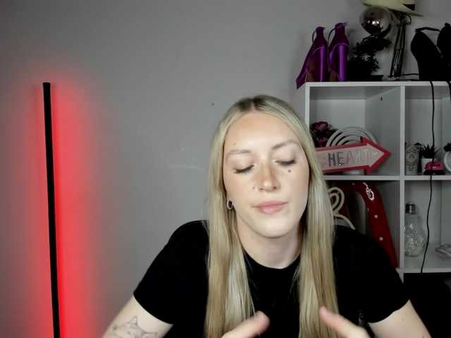 EvelynBlond live cam on BongaCams