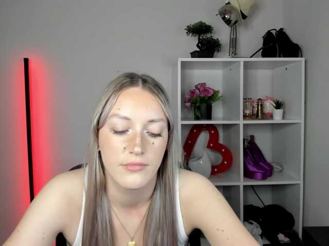 EvelynBlond live cam on BongaCams