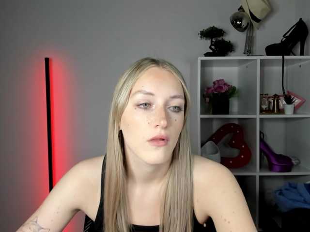 EvelynBlond live cam on BongaCams