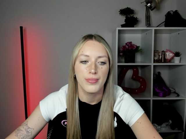 EvelynBlond live cam on BongaCams