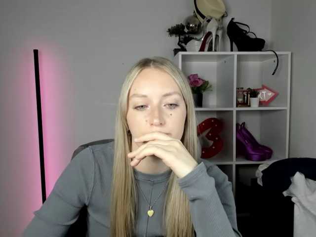 EvelynBlond live cam on BongaCams
