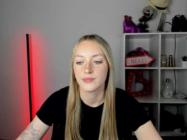EvelynBlond live cam on BongaCams