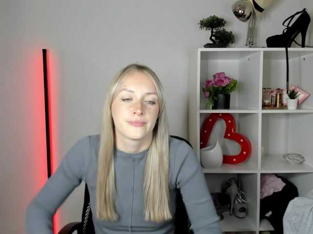 EvelynBlond live cam on BongaCams